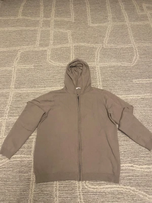 Beige hoodie med dragkedja - En fin tjock tröja storlek 158-164. Är som i nytt skick har knappt använt den då den blev för liten för mig väldig snabbt. Om du vill ha fler bilder skriv gärna 