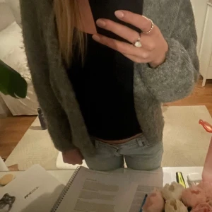 Lindex kofta - Super söt Lindex kofta perfekt till hösten🍁🌺endast använda 2 gånger då jag har en likadan i annan färg och tycker att jag inte passar i den gråa💗