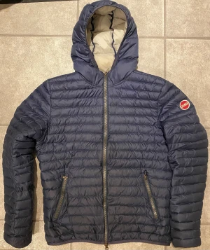 Mörkblå Colmar dunjacka med huva - Snygg mörkblå dunjacka från Colmar med huva.