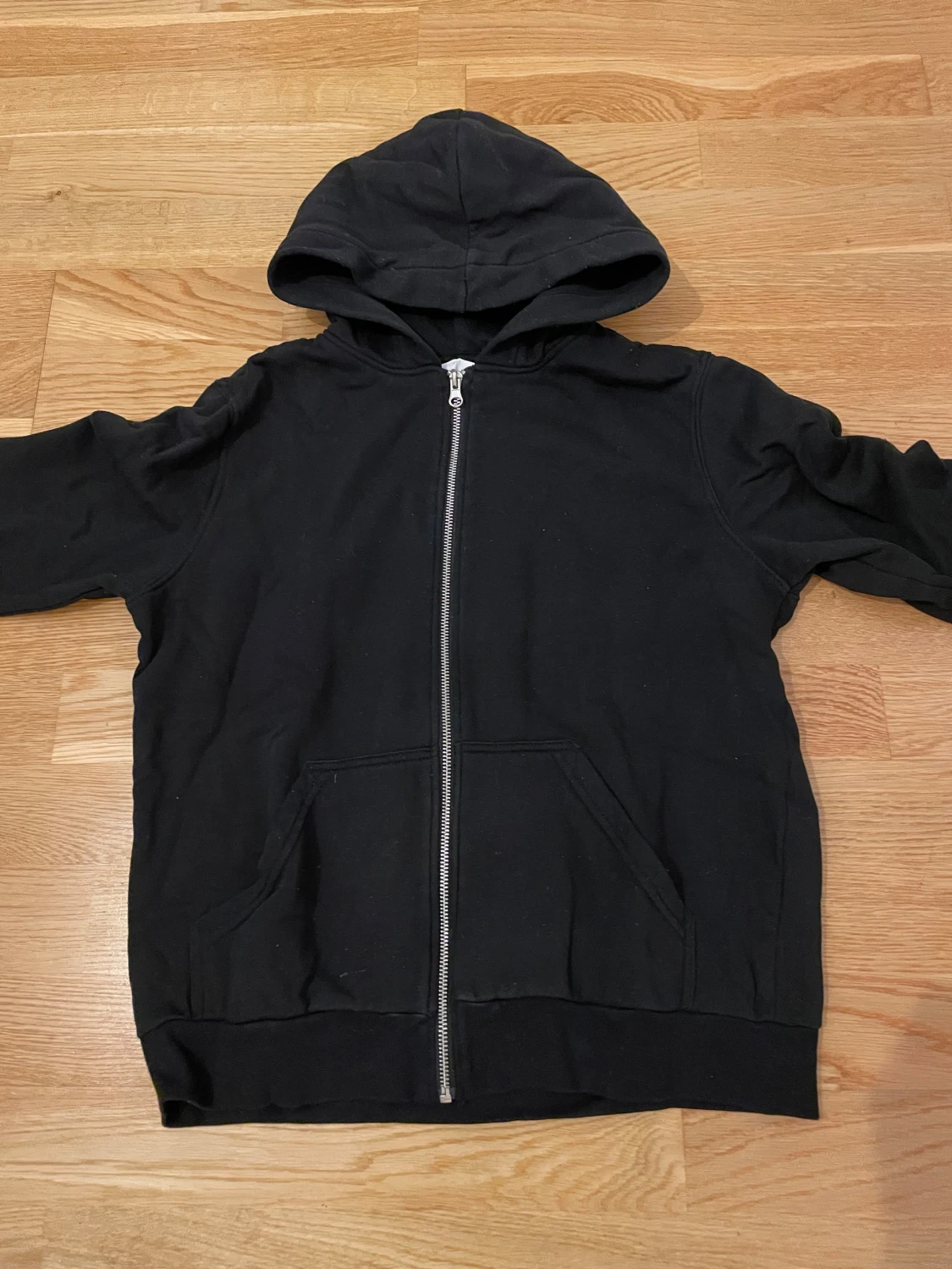 Svart hoodie med dragkedja