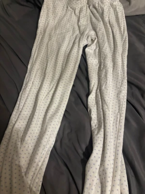 White loose pajamas pants - Har haft på 2-3 gånger förut. Bra kondition, luktar inte. Köpte för 300kr
