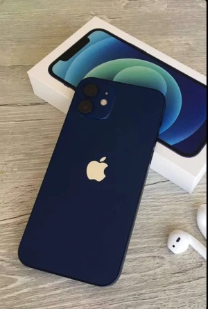 iPhone 12 - Snygg blå iPhone 12 i fint skick, med originalkartong och hörlurar. Dubbelkamera för skarpa bilder, modern design och kraftfull prestanda. Perfekt för dig som vill ha en pålitlig och stilren mobil. Inga synliga repor eller skador. Helt ny