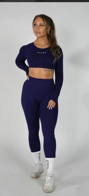 Träningsthights från GTECH - Mörkblå träningsthights från Gtech. Använda 1 gång så i nyskick! Deras ”Soft performance seamless scrunch thights” I navy blue. Slutsålda! Storlek S. 