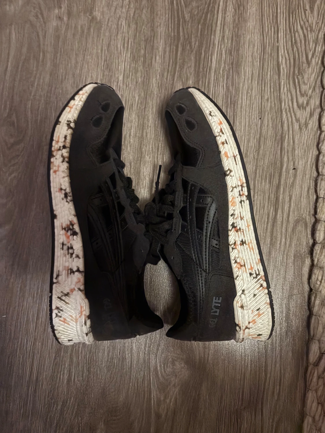 Svarta Asics sneakers med mönstrad sula