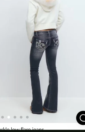 Gina Tricot 14+  - Säljer mina "sparkle low flare jeans tall" från gina Tricot 14+ i storlek s. Jättebra skick 💕 säljer massa jeans för att köpa julklappar. DE ÄR SLUTSÅLDA PÅ HEMSIDAN