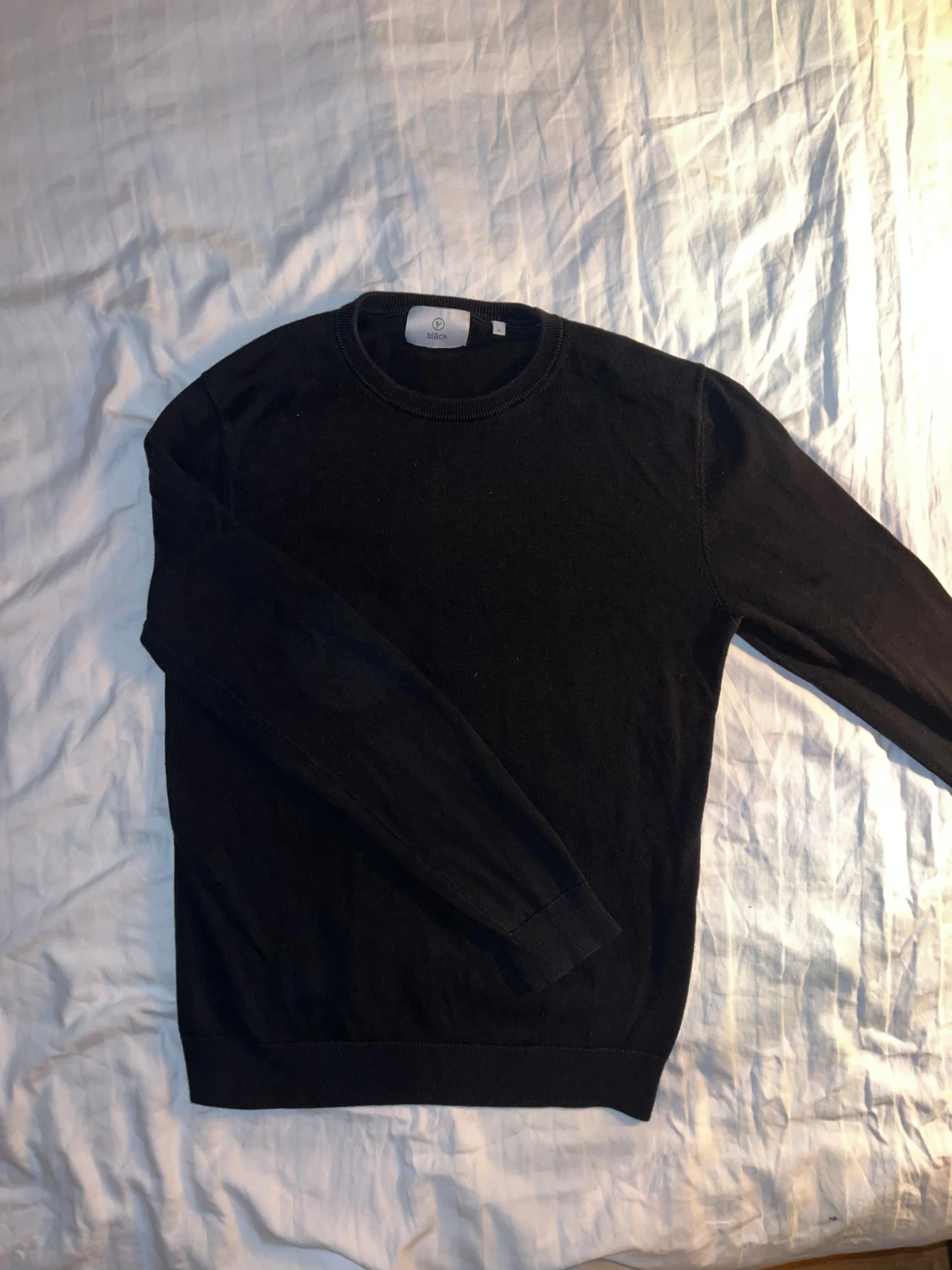 Svart stickad tröja från Bläck