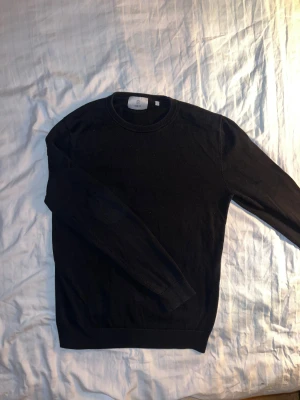 Svart stickad tröja från Bläck - Stickad tröja från bläck i storlek small, men sitter snäppet mindre. Allmänt använd men felfri. Hör av dig vid frågor!