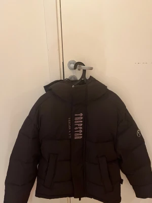 Trapstar jacka - Trapstar jacka i storlek S. Helt nytt skick. Har använt max 5 gånger.