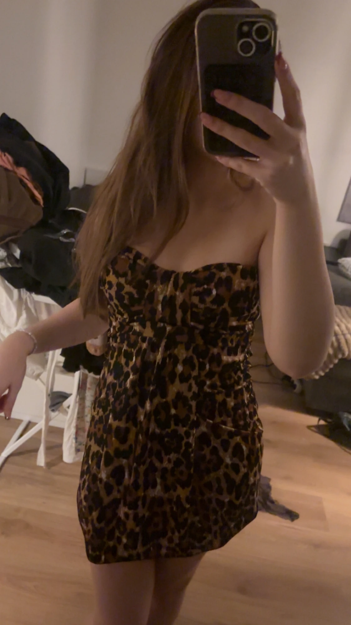 Axelbandslös leopardklänning