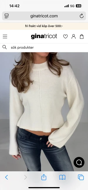 Vit croppad stickad tröja Gina Tricot - Supersnygg vit stickad tröja från Gina Tricot med croppad passform och långa ärmar. Tröjan har en ribbad rund halsringning och är perfekt för dig som gillar en clean och enkel stil. Passar grymt med jeans eller kjol för en chill look.