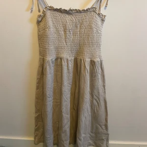 beige klänning - supersöt beige klänning från Laura Torelli, lätt och luftig modell, aldrig använt 