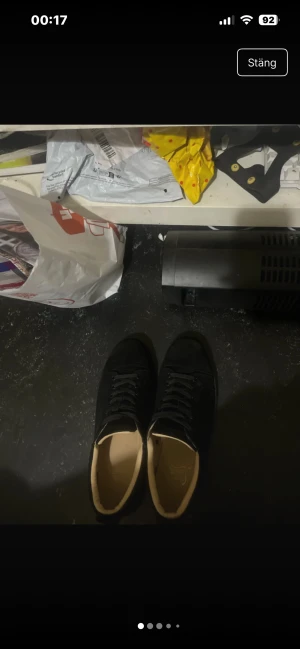 Louboutin  - Svarta sneakers med snörning och rund tå, tillverkade i mocka 