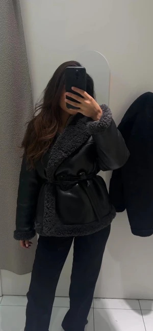 Svart pälsjacka med bälte - Säljer en svart pälsjacka i pälsimitation från Gina tricot. Använd 2 gånger och köpt för 799kr