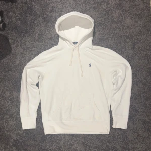 Vit Ralph Lauren Hoodie - Säljer denna vita Ralph Lauren hoodien. Den är storlek M men passar mer som en S. Skicket är helt okej då den har några fläckar, men dessa går säkert bort med en tvätt. OBS: Tvättas inte innan frakt.