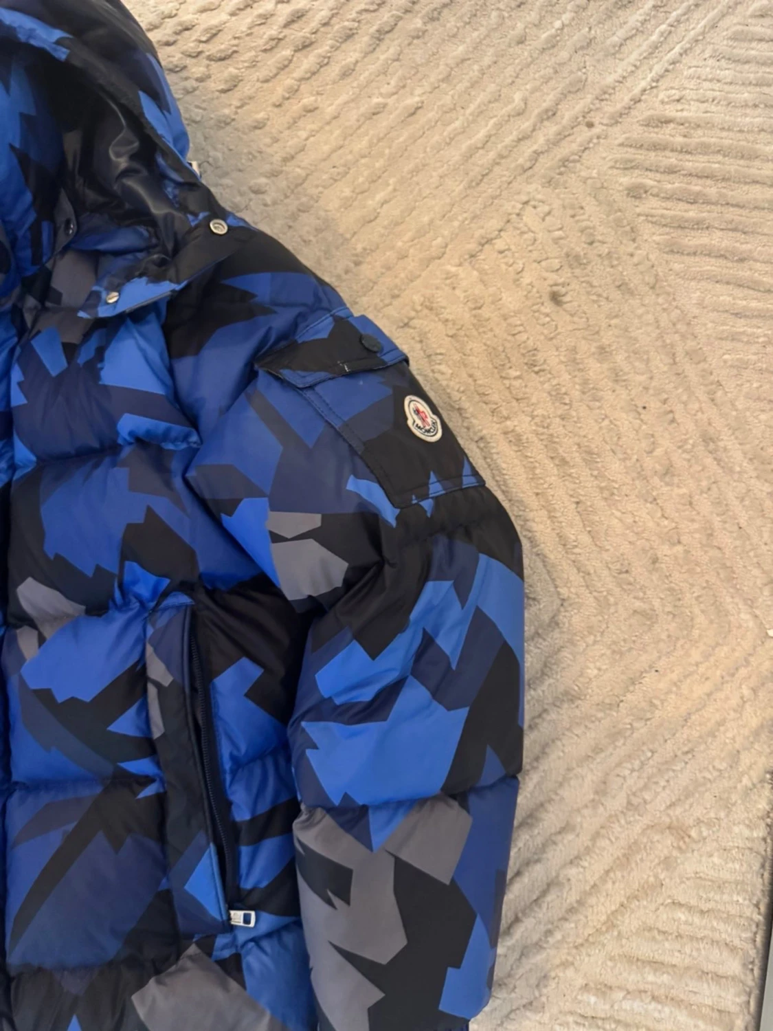 Blå camo dunjacka från Moncler - 1