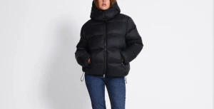 Svart pufferjacka från 157, storlek M - Säljer en svart pufferjacka från 157 i storlek M. Jackan har en hög krage, huva och dragkedja framtill samt två fickor med dragkedja. Den är vadderad och har justerbar dragsko nedtill för extra komfort. Perfekt för kalla dagar.