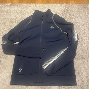 Lacoste tröja - Tjena! Säljer nu min skit feta lacoste zip som endast är använd 2 tillfällen och är i nyskick utan defekter. Nypris 2599kr