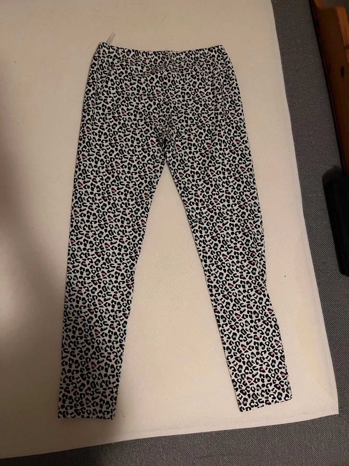 Leopardmönstrade leggings i svart och vitt - 1