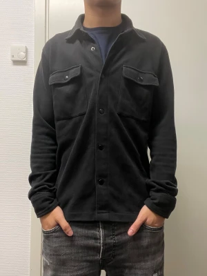 Overshirt från Selected Homme - Riktigt snygg Overshirt från Selected Homme. Väldigt bra skick. Modellen är 173cm, 64kg. Pris kan diskuteras!