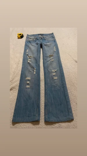 Dröm jeans - Jätte fina och populära vintage utsvängda jeans med hål! Innerben: 76 cm, midja rakt över: 37 cm Kom privat för fler mått eller frågor🥰
