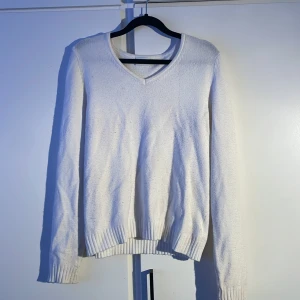 Vit stickad v-ringad tröja vila - Sticakd tröja från vila storlek s