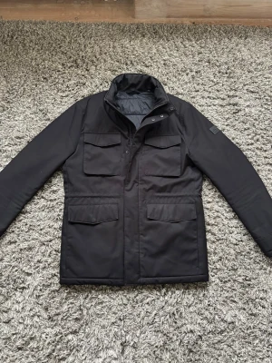 J Lindeberg field jacket - Säljer denna riktigt feta fodrade j Lindeberg field jacketen som är perfekt till vintern!⭐️Skick : Mycket bra skick, inga defekter!🙌Storlek S!⭐️NYPRIS = 4000kr!  gärna av er om ni har funderingar!👍