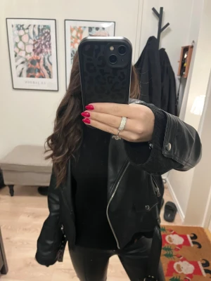 Svart skinnjacka Stradivarius XS - Svart skinnjacka från Stradivarius i storlek XS passar även S. Jackan har flera silvriga dragkedjor och knappar vid axlarna, använd få gånger så i bra skick 💕