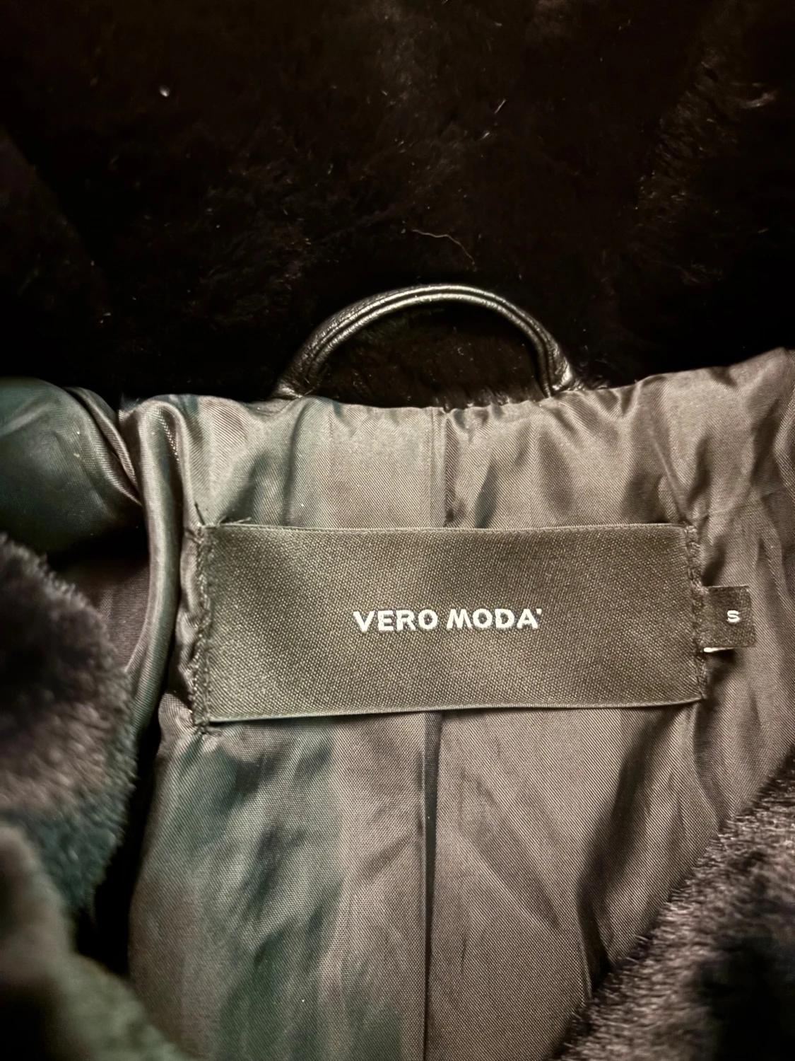 Svart pälsjacka från Vero Moda - 2