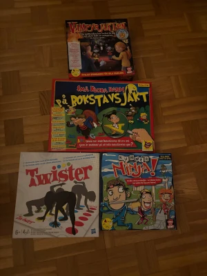 Fyra roliga sällskapsspel  - 150kr/styck. 500kr/alla.  Roliga sällskapspel för barn. Vampyrjakten, Små kloka barn på bokstavsjakten, Twister & Nummer ninja. 
