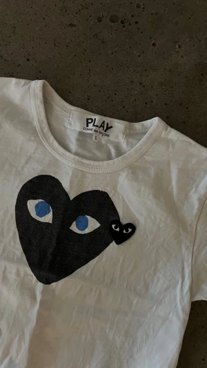 Cdg T-shirt  - En riktigt fet T-shirt från cdg. Priset kan diskuteras men eftersom den är i så pass bra skick så vill jag inte ta för lite betalt. Hör av dig vid frågor!