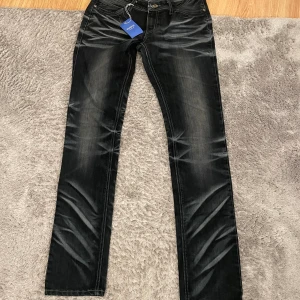 Svarta Miss Chic jeans, storlek 38 - Jeans från Miss Chic.