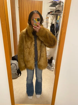 Brun pälsjacka från Vila - Nästan aldrig använd. Skriv för mer bilder eller om du undrar något
