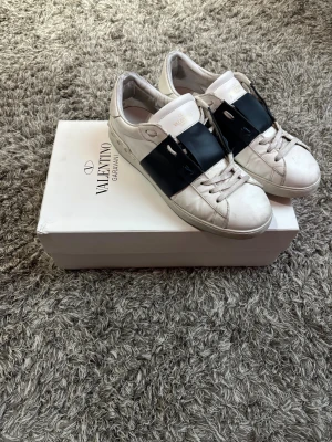 Valentino Open Skor - Stilrena Valentino Garavani skor i modellen Open. Skorna är vita med blå ränd. Strl 43. Skorna är inte bara snygga utan även bekväma, perfekta för en stil säker men bekväm Look! Skriv vid minsta fundering🤔Pris ej hugget i sten!💯