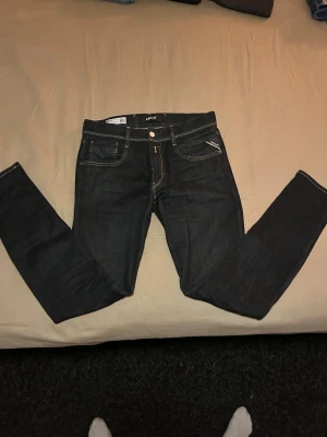 Replay jeans - ”Ljus” Svarta Replay jeans som jag inte använder W31 L32. Kommer inte ihåg när jag har använt de, så de är i mycket bra skick, priset går att diskutera:)