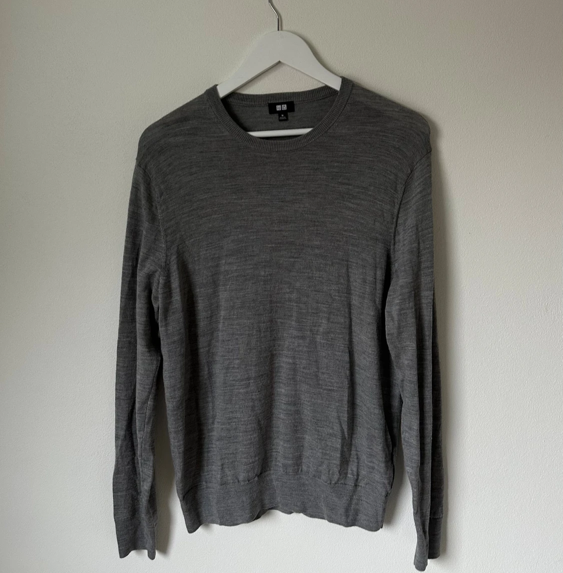 Grå ulltröja från Uniqlo