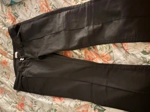 Svarta bootcut byxor från Nelly - Helt nya byxor andvänd/testad en gång från Nelly. Storleken är M men dom har ordinarie storlek som är x-smal säljer för dom inte passade, dom har inget som är trasigt eller smutsigt 