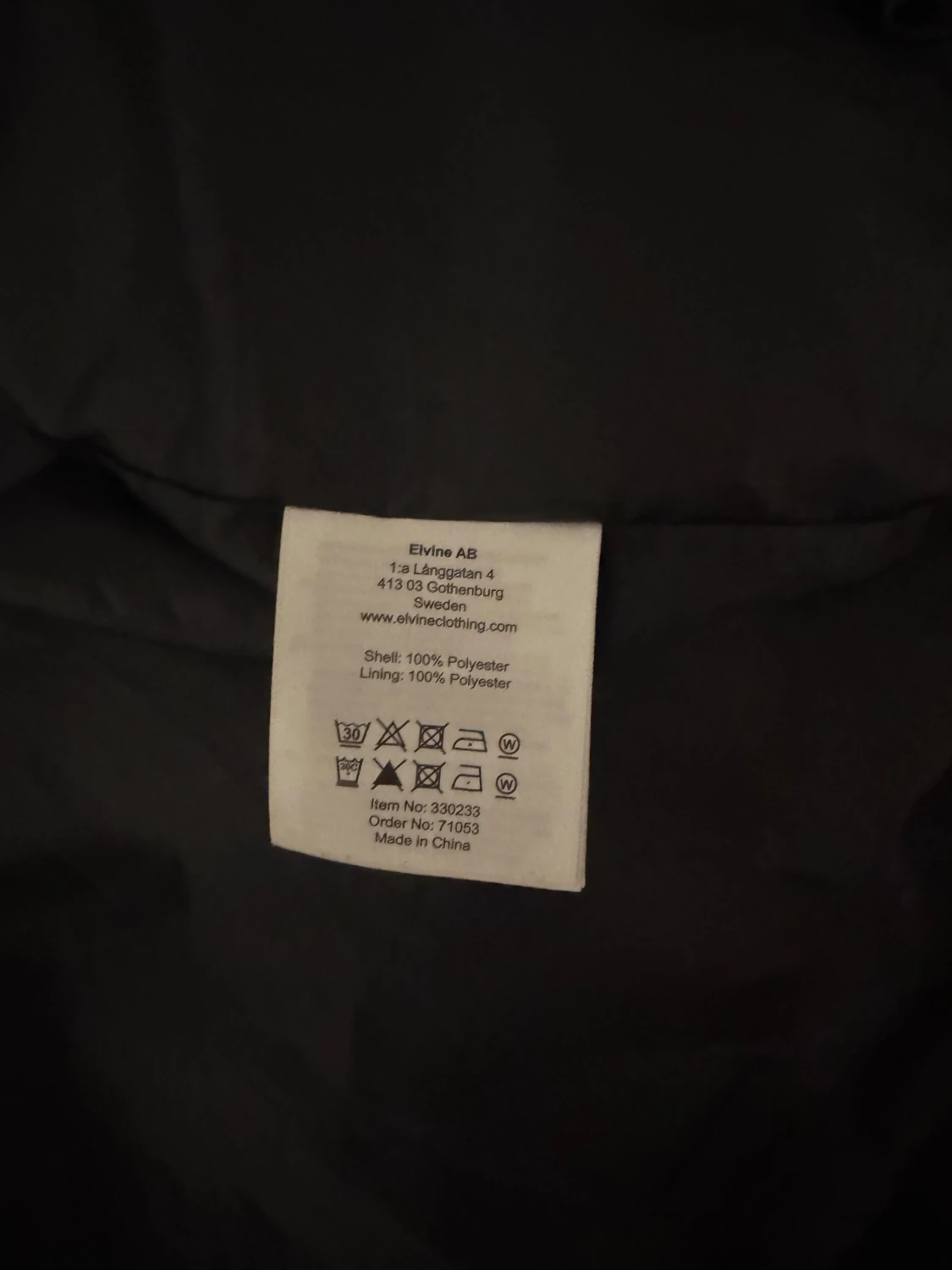 Svart regnjacka med huva från Elvine - 3