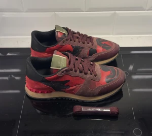 Valentino Rockrunner  - Valentino Rockrunner skor i mycket bra skick | Perfekta för hösten och vintern 🍁❄️| Storlek 40 passar även 41 | Ingår: Extra skosnören | Hör av dig vid frågor eller funderingar!