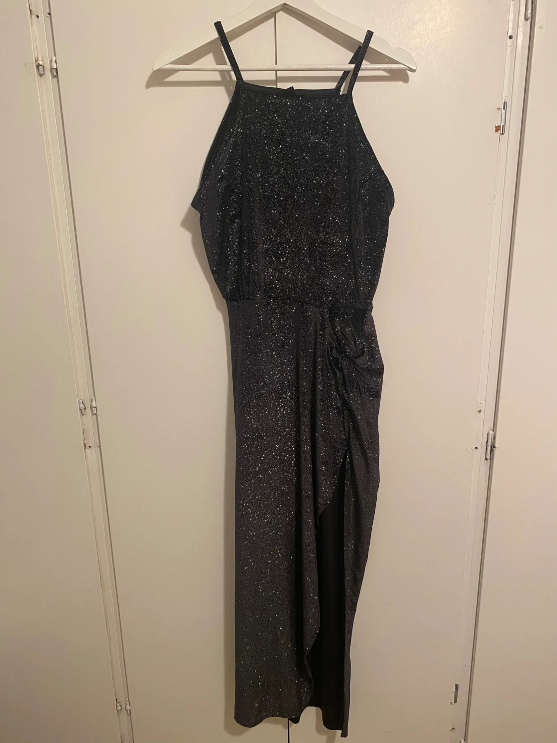 Glittrig svart långklänning med slits