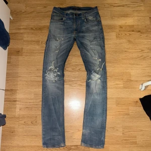Nudie jeans  - Schyssta bekväma nudie jeans i ljusblå färg med en lång bena sitter w29 L34. Sitter fint runt höften som sedan sträcker sig ner till låren. Har en skön passform med schyssta drag av tvätt, har du någon fundering? Hör av dig. MVH LUNDGRENS