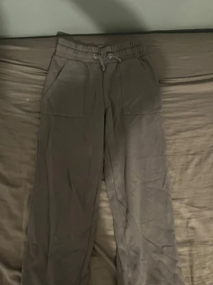 Grå mjukisbyxor , XS - Säljer ett par grå mjukisbyxor från lager 157 i storlek XS. Byxorna har bred resår i midjan med snörning, raka ben och stora fickor framtill. Materialet är mjukt och skönt, perfekt för chill dagar. Färgen är mörkgrå och passformen är loose. Orginal pris (200kr)