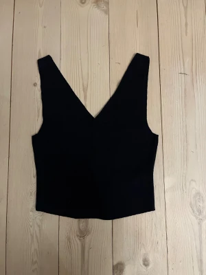 Marinblå stickad linnetopp från H&M💙💙 - Marinblå stickad linnetopp från H&M med djup v-ringning både fram och bak. Toppen är ärmlös! Perfekt för sommaren med en kjol eller jeans💞💞 