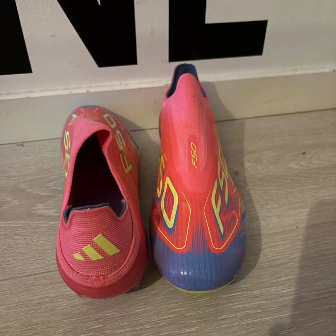 Adidas F50 fotbollsskor neonrosa - 4