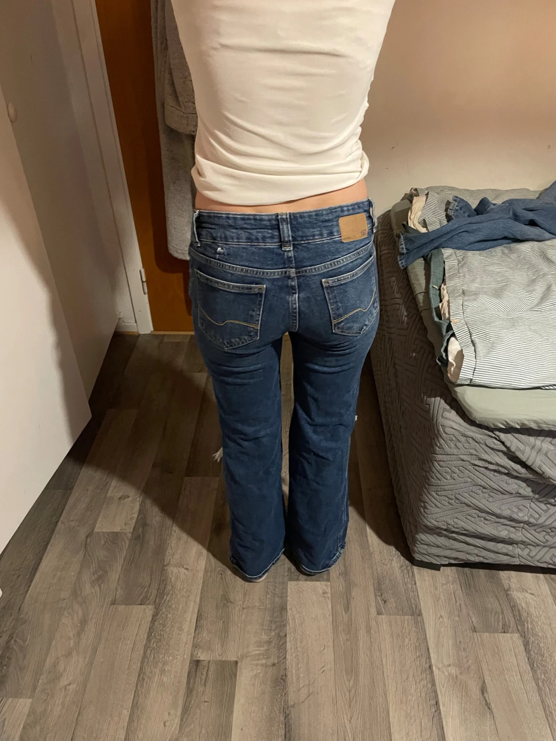 Blå bootcut jeans med slitna knän - 1