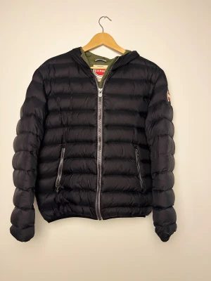 Colmar Jacka  - Hej! Säljer nu min Colmar jacka. Den är i mycket fint skick, använd ett fåtal gånger! Den är mycket varm och perfekt nu till vintern! Jackan är i storlek M. Köpt för cirka 4000 kr. Hör av dig om du undrar något!
