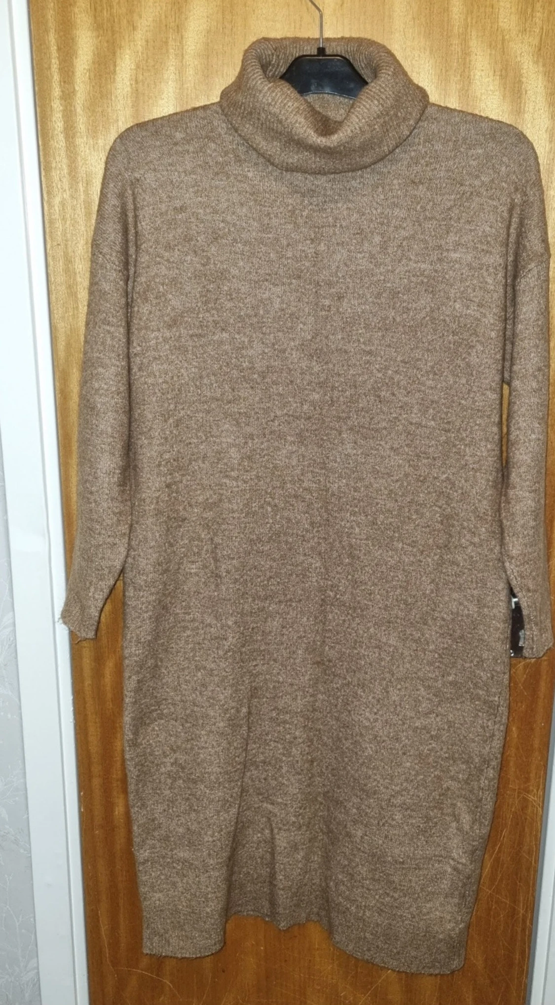 Beige stickad poloklänning