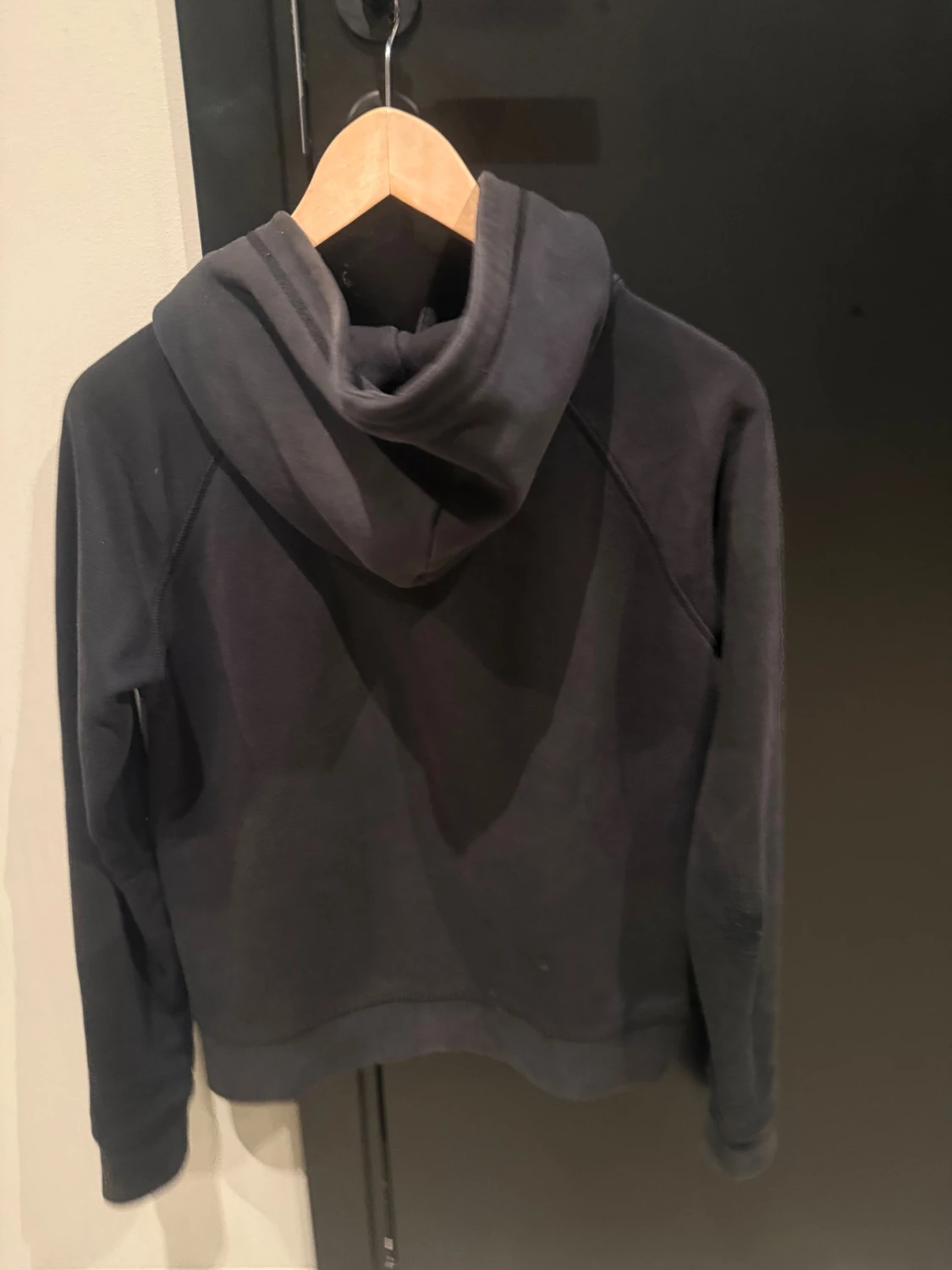 Svart hoodie från GANT med emblem - 2