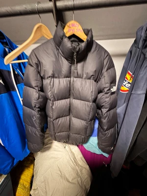  pufferjacka  - Svart pufferjacka från The North Face i storlek M. Jackan har hög krage, dragkedja framtill och klassisk logga på både bröst och rygg. Fylld med dun för extra värme och har en boxig, lite oversized passform. Perfekt för kalla dagar. Pris går alltid att diskutera om 
