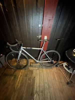 Fixie cyckel  - Den här cykeln fick jag men vill sälja den för att den inte kommer till användning. Pris kan diskuteras. Skriv om ni vill ha fler bilder