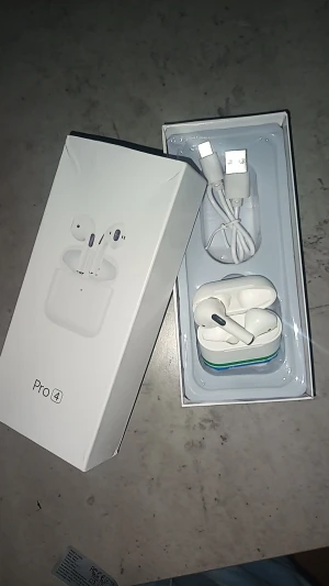 Pro 4 trådlösa hörlurar - Pro 4 trådlösa hörlurar med laddningsetui och laddkabel. Helt nya i förpackning, hörlurarna är fortfarande inplastade. Kompatibla med de flesta enheter via Bluetooth. Perfekt för musik, samtal och träning.